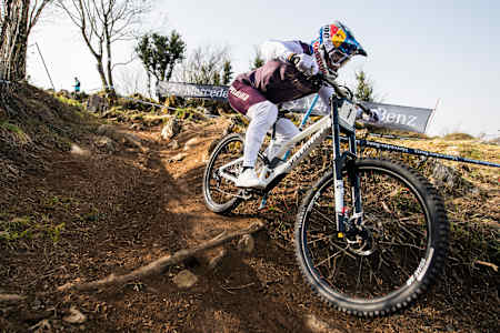 Le champion du monde de VTT descente, Loïc Bruni en action pendant la Coupe du Monde UCI.