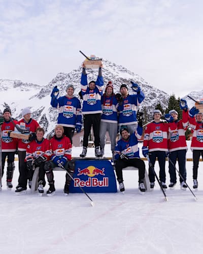 Die siegreichen Eishockeyteams versammeln sich auf dem Podium des Red Bull Open Ice 2025 in Arosa, Schweiz.
