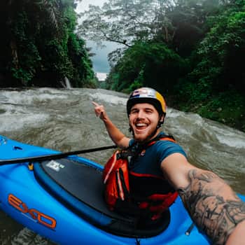 Red Bull Athlet und Wildwasser-Kajak-Ass Adiran Mattern schießt beim Paddeln ein Selfie.