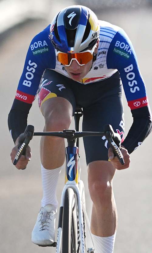 Giulio Pellizzari von Red Bull BORA hansgrohe attackiert während der 77. Volta Comunitat Valenciana 2026, Etappe 1 von Segorbe nach Torreblanca, Spanien