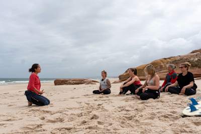 Kim Chareonbood in Peniche bei Surf-Mental Übungen.