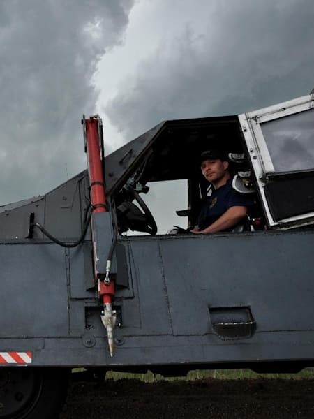Ronan P. Nagle em seu Veículo Interceptor de Tornado (VIT)