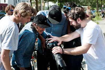 撮影内容をチェックするクルー