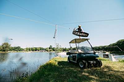 Wakeboard-Profi Felix Georgii performt während der Dreharbeiten zu seinem neuen Wakeboard-Video "We're Open" im Wakeboardpark "The Bricks".