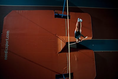 Armand Duplantis saute à la perche lors d'un photoshoot à Uppsala, en Suède, le 29 janvier 2020.
