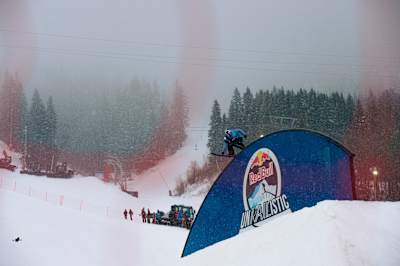 Матильда Гремо катается по перилам на Red Bull Unrailistic в Аре, Швеция, 27 апреля 2023 года.