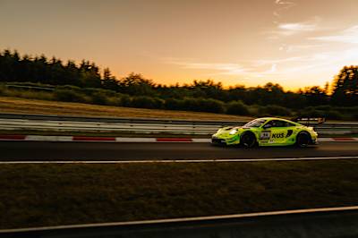 Ayhancan Güven, 24h Nürburgring 2025'te #911 Manthey Porsche'nin direksiyonunda.