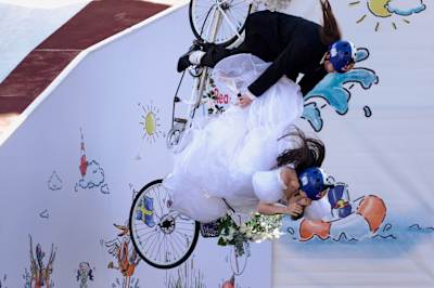 Účastníci v kostýmoch nevesty a ženícha sa dramaticky vrhajú na Red Bull Tandemkampen 2025 vo švédskom Göteborgu.