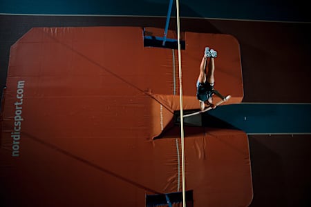 Armand Duplantis saute à la perche lors d'un photoshoot à Uppsala, en Suède, le 29 janvier 2020.