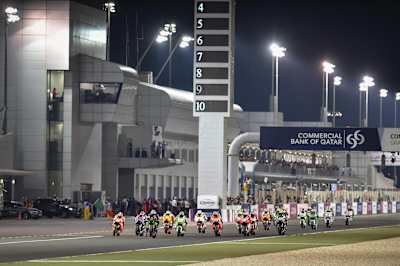 Salida de la carrera de MotoGP en el Circuito de Losail en Qatar.