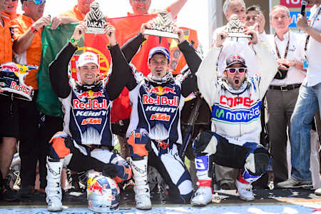 Yo (derecha) en el podio junto con Cyril Despres y Ruben Faria. Lo di todo y acabé tercero en el Dakar.