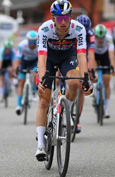 L'australiano Jai Hindley del Team Red Bull - BORA - hansgrohe taglia il traguardo come secondo classificato durante il 45° Tour of the Alps 2025. 