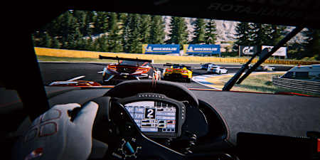 Screenshot aus Gran Turismo 7 zeigt ein Rennen aus der Cockpit-Ansicht. Wir stellen euch 10 PS5-Highlights vor, die 2022 erscheinen.