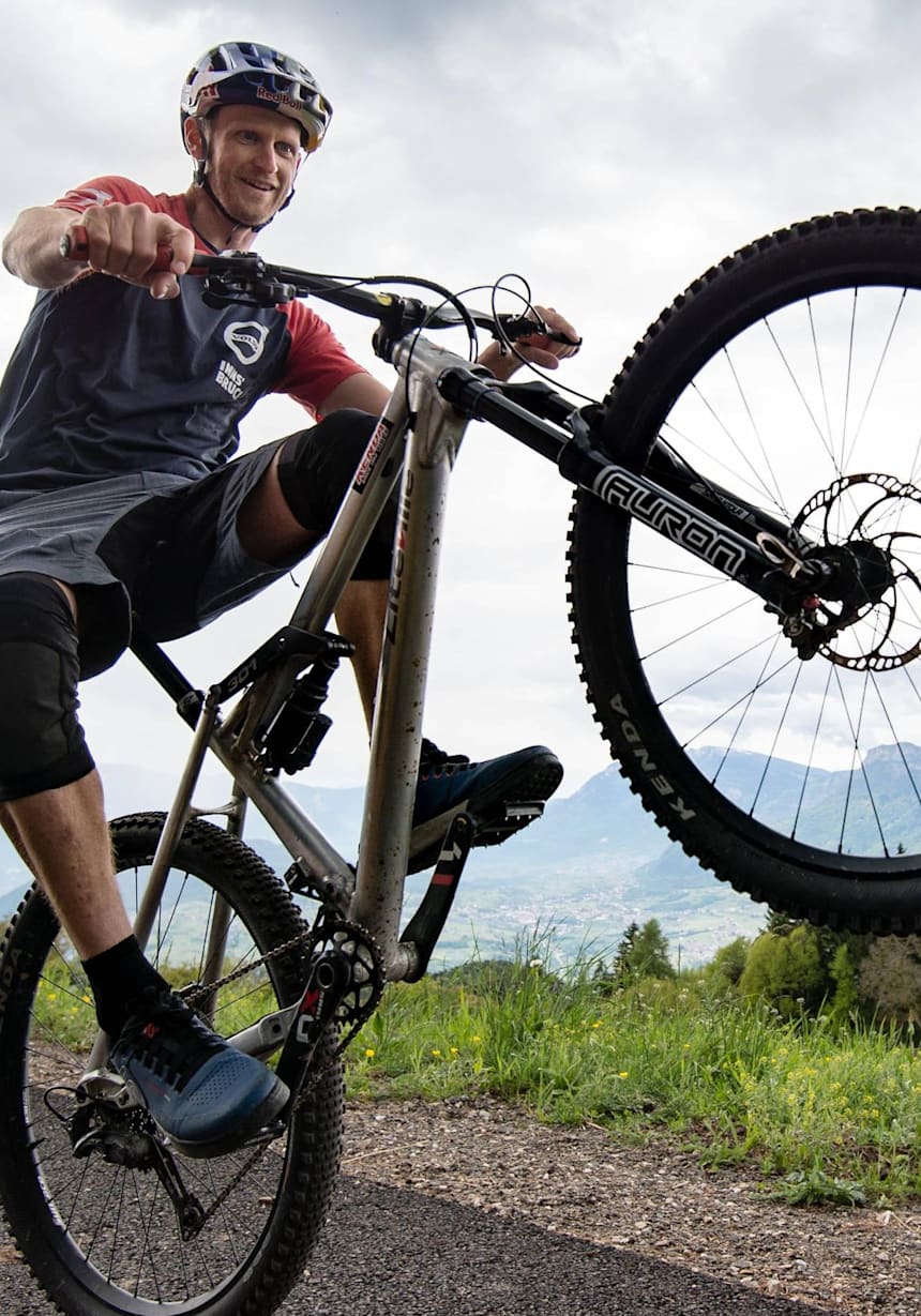 Comment faire un wheeling ou roue arrière en VTT ? Vélo