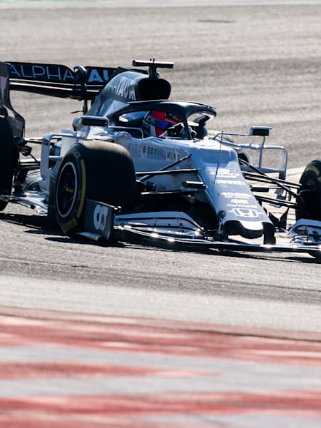 Image of Daniil Kvyat in an AlphaTauri car.