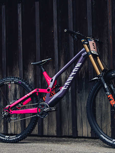 タニー・シーグレイブのダウンヒルマウンテンバイクCanyon Sender CFR