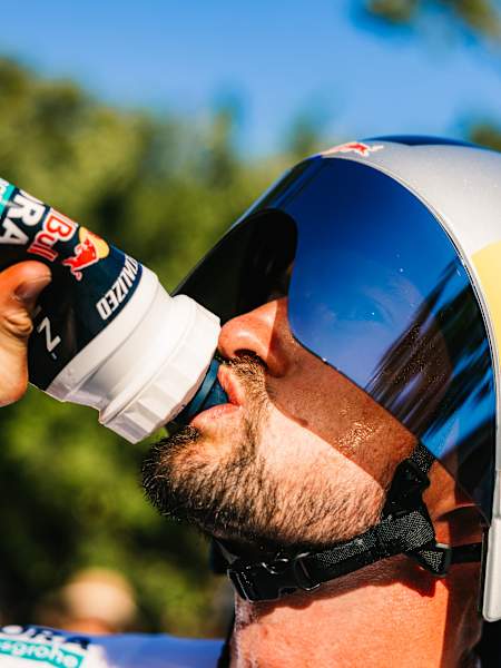 Nico Denz, de l'équipe Red Bull – BORA – hansgrohe, s'hydrate pendant la 1re étape (contre-la-montre par équipe) à Barcelone, en Espagne, à la 113e édition du Tour de France, en juillet 2026