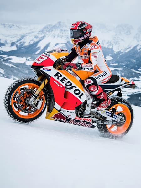 MotoGP : Marc Marquez sur sa moto dans la neige en démonstration à Kitzbühel en Autriche.