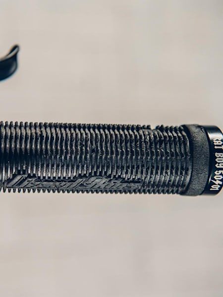 Les poignées Lizard Skins de Josh Bryceland Les poignées grips VTT Lizard Skins de Josh Bryceland sur son vélo VTT Santa Cruz V10.