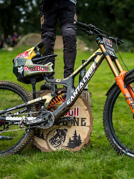 Santa Cruz V10：ジャクソン・ゴールドストーンのダウンヒルMTBを徹底