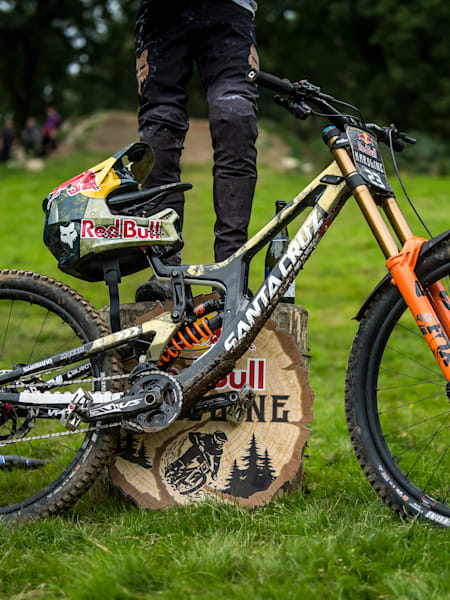 Santa Cruz V10：ジャクソン・ゴールドストーンのダウンヒルMTBを徹底