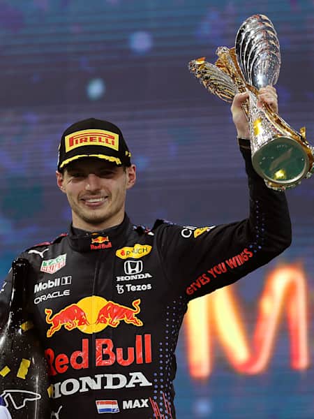 Max Verstappen feiert seinen Sieg beim Abu Dhabi F1 GP mit dem Pokal in der Hand