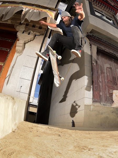 Chris Haslam e seu 360 flips no gap em Lhasa, Tibet.