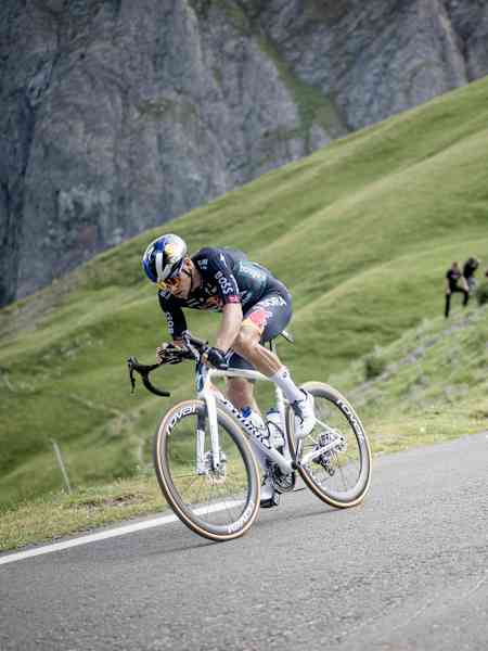 I ciclisti scendono il leggendario Col du Tourmalet nei Pirenei. 