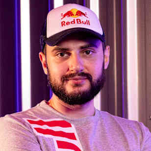 Óscar "Mixwell" Cañellas, content creator, poses for a portrait.