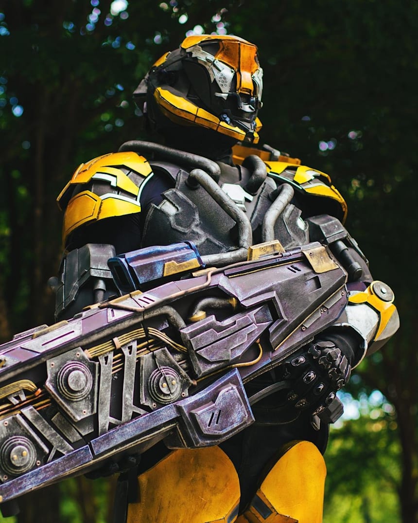 Anthem のジャベリン エグゾスーツを完全再現したコスプレイヤー コスプレ ビデオゲーム