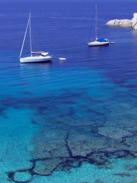 Italienischer Strand mit klarem Wasser