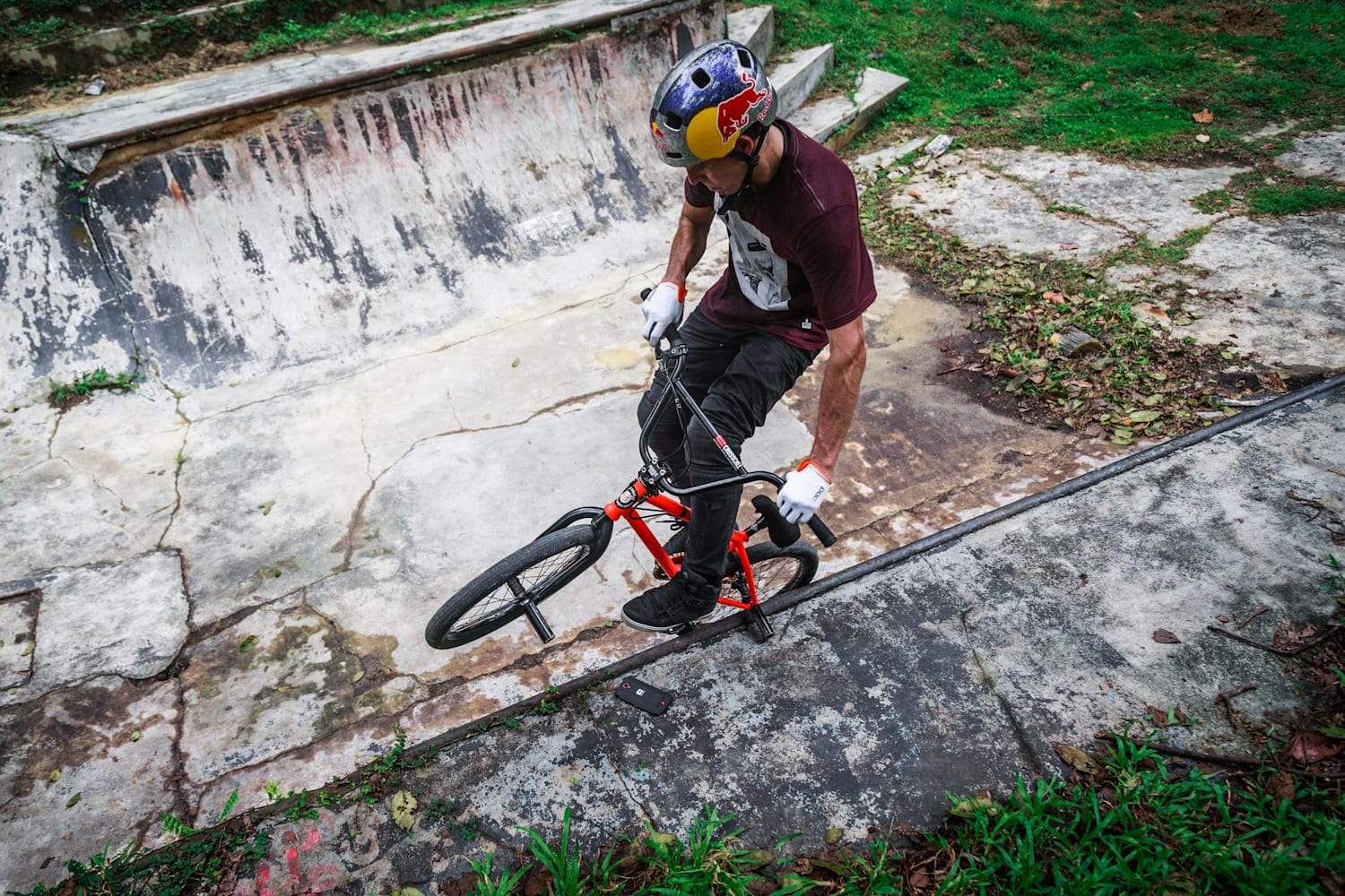 Daniel Dhers sur un skatepark abandonné en Malaisie BMX