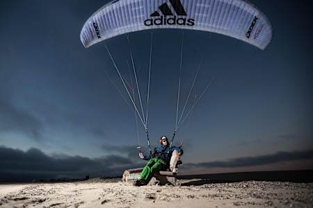 JB Chandelier comme un roi en parapente dans le désert de Namibie.