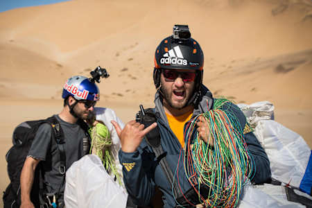 Fin de session de parapente pour Tim Alongi et Jean-Baptiste Chandelier dans le désert de Namibie.