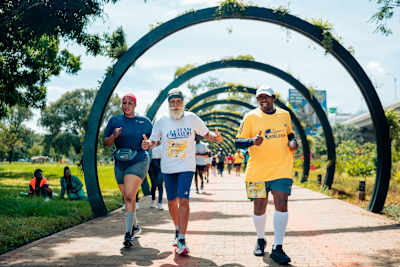 La course à pied est une bonne activité physique pour perdre du ventre.