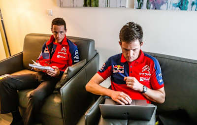 Sébastien Ogier y su copiloto Daniel Ingrassia preparándose para el Tour de Corse WRC Rally 2019.