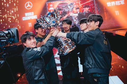 Les joueurs de T1 célèbrent leur sacre aux Worlds 2025 de League of Legends, décrochant leur troisième titre mondial consécutif et leur sixième couronne au total.