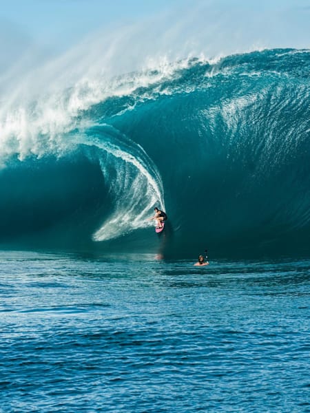 Session de surf sur un tube de Teahupo'o à Tahiti avec le surfeur professionnel Enrique Ariitu.