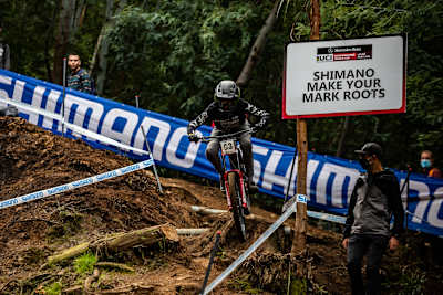 Le rider VTT privé Thomas Guibal descend la piste de la Coupe du Monde de descente de l'UCI à Lousã au Portugal.