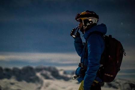 Moonline : Le speedrider Valentin Delluc a ridé une ligne de nuit éclairé par la lumière de la lune.