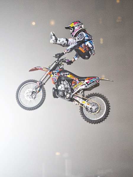 Le pilote de motocross freestyle (FMX) Levi Sherwood s'envole sur sa moto qu'il a modifiée lors des Red Bull X-Fighters 2012.