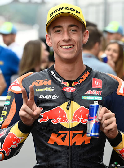 El piloto de Moto2™ Pedro Acosta celebra después del MotoGP italiano en Mugello, Italia, el 28 de mayo de 2022.   