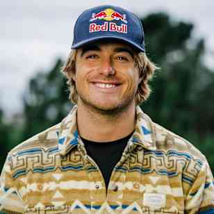 Natxo González sonríe con la gorra de Red Bull en Nazaré, Portugal
