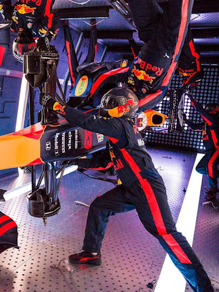 Una foto del equipo de Red Bull Racing haciendo una parada en boxes con gravedad cero.