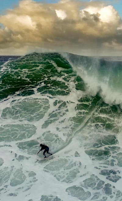 El surfista Andrew Cotton sobre una ola gigantesca en Irlanda para Beneath The Surface.
