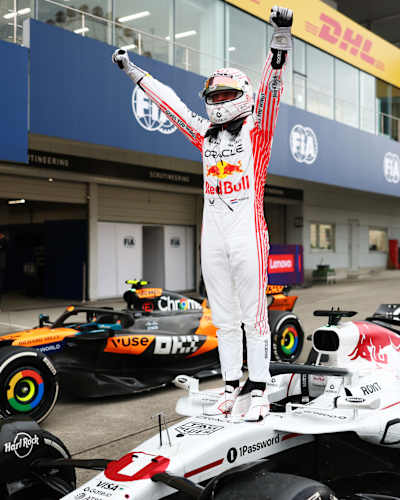 Max Verstappen célèbre sa victoire lors du Grand Prix du Japon de Formule 1 2025.