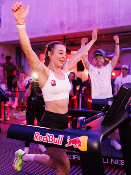 Vinnaren Fanny Ahlfors firar segern på löpbandet vid Red Bull 24 Hours i Stockholm, Sverige, 2026 medan energiska åskådare hejar på denna uthållighetsutmaning