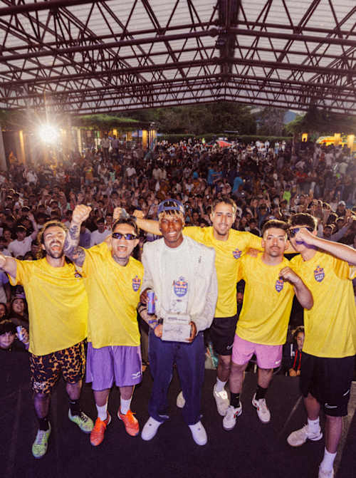 El team campeón de la Final Nacional de Red Bull Rey del Barrio posa junto a Nico Williams en Bilbao.