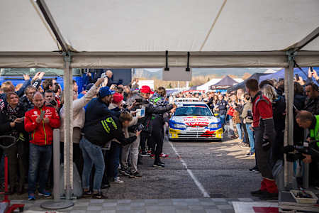 Sébastien Loeb pilote la Peugeot 306 Maxi, voiture emblématique de la fin des années 1990.