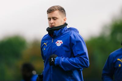 Christoph Baumgartner mit RB Leipzig-Regenjacke im Training.